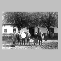 116-0027 Die Familie Hans Bessel und Verwandte vor ihrem Wohnhaus um 1932.jpg